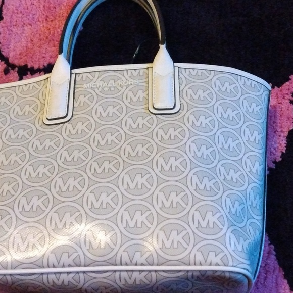 Micheal kors hand bag small new condition also comes with d bag - Picture 1 of 6
